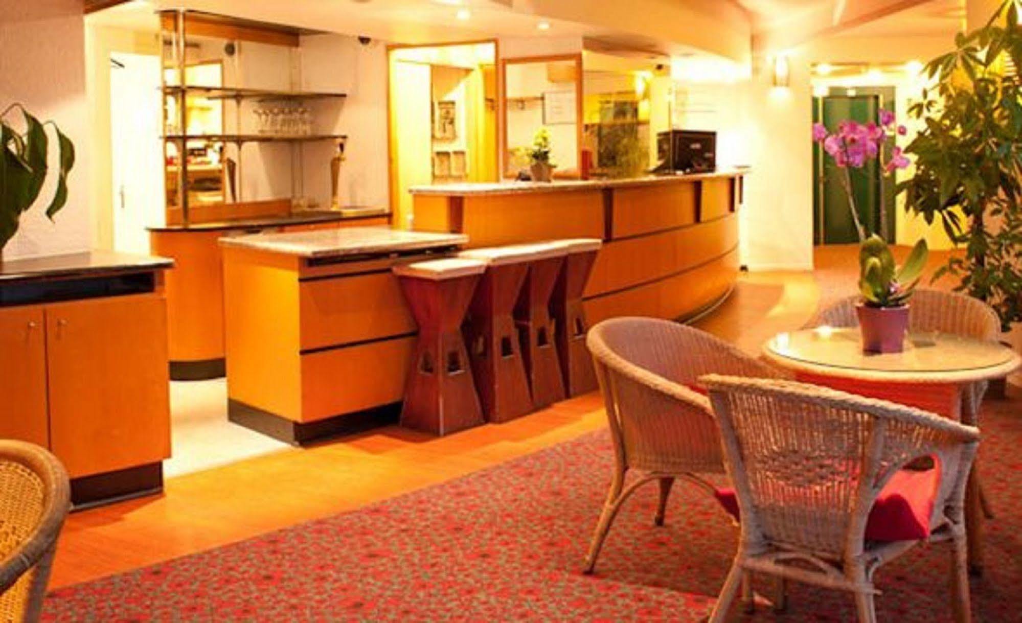 Egg Hotel Gonesse Zewnętrze zdjęcie