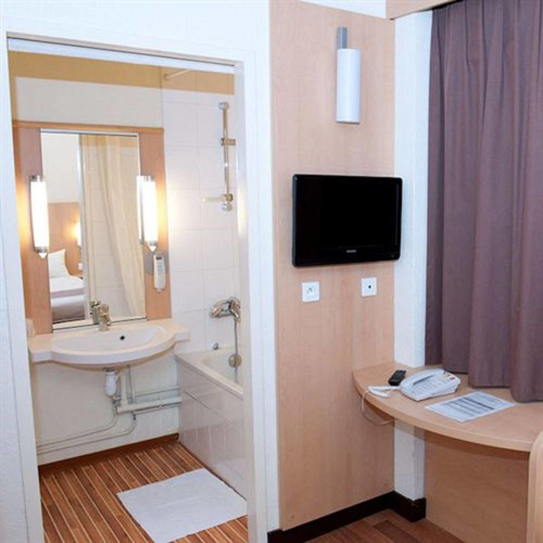 Egg Hotel Gonesse Zewnętrze zdjęcie